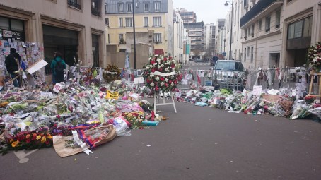 Homenajes a las afueras de Charlie Hebdo, París.